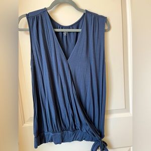 Women’s LOFT Outlet sleeveless faux wrap top with toe on the side. Size Large.